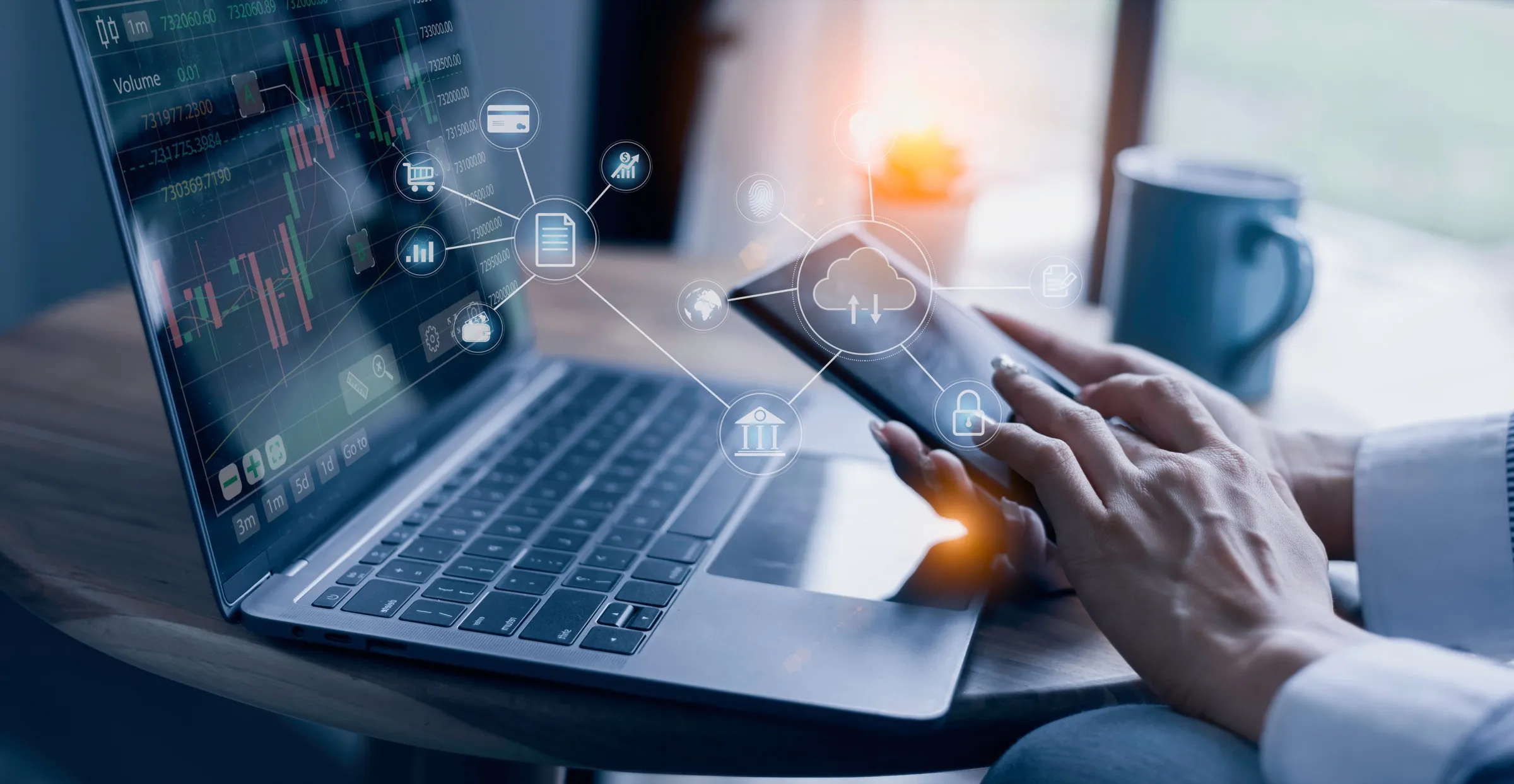 Person arbeitet an Laptop und Smartphone, dazwischen vernetzte Symbole für digitale Geschäftsprozesse